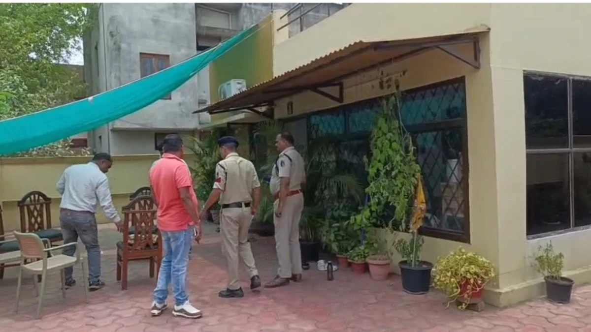 CG Crime : शादी में गया परिवार, पीछे से ‘साफ’ हुआ घर, स्क्रैप व्यापारी के यहां लाखों की चोरी
