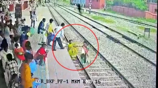 Railway Station : स्टेशन पर ट्रैक पार करते समय ट्रेन से कटीं मौसी – भतीजी, सीसीटीवी में कैद हुआ मौत का मंजर देखे वायरल वीडियो