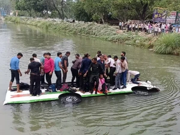 Accident News : डंपर की टक्कर से नहर में गिरी फैक्ट्री कर्मियों से भरी बस, चीख-पुकार के बीच चला रेस्क्यू