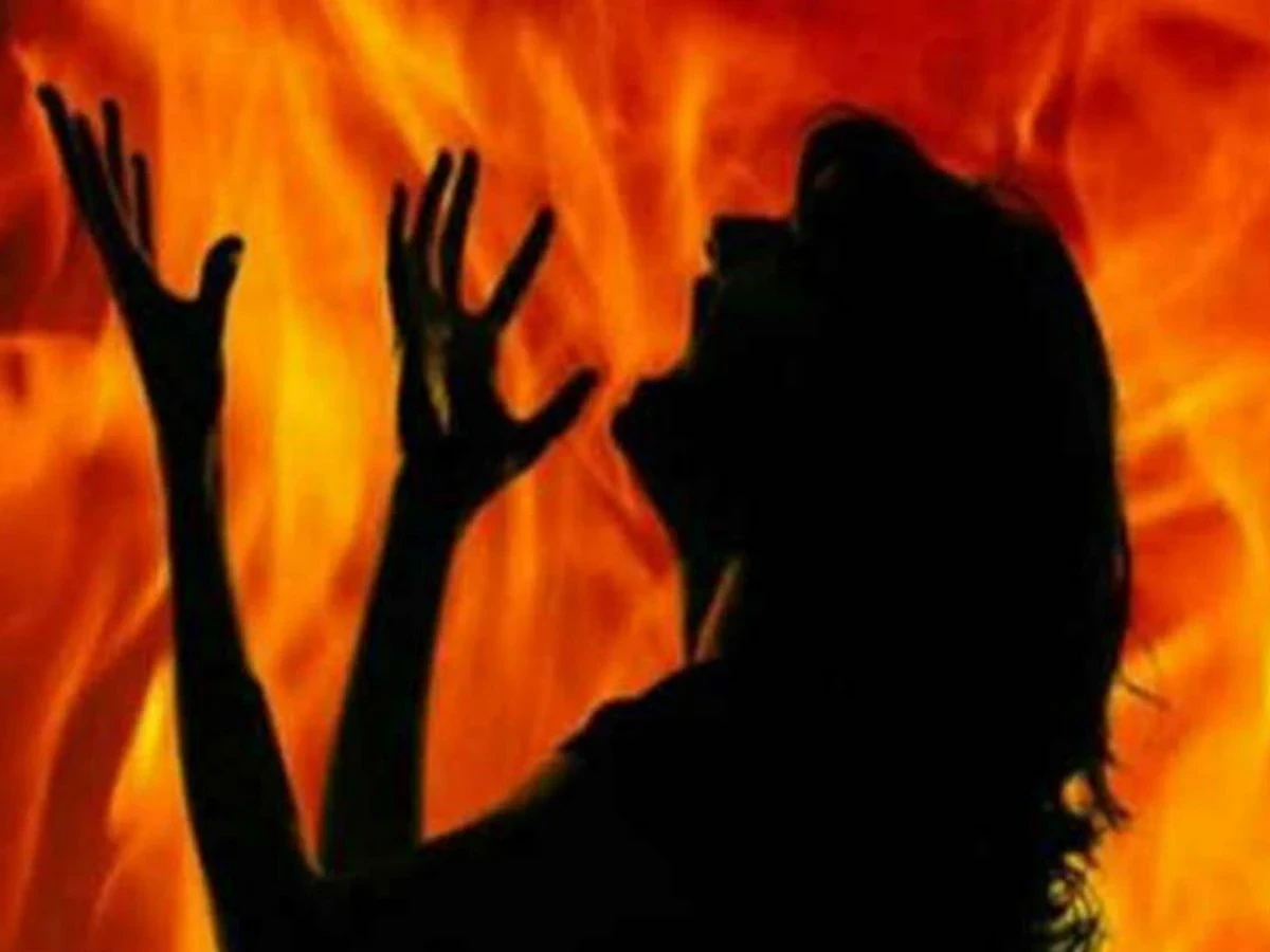 महिला ने खुद को किया आग के हवाले, धुएं में दम घुटने से 2 बेटियों की मौत, जानिए क्यों उठाया खौफनाक कदम