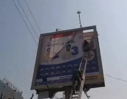 CG News : 35 फीट ऊंचे होर्डिंग पर चढ़ी युवती, 40 मिनट तक बैठी रही, फायर ब्रिगेड ने किया रेस्क्यू