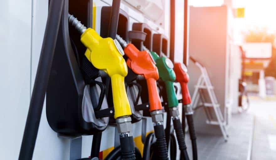 Petrol Diesel Price : पेट्रोल 2 और डीजल 12 रुपए प्रति लीटर सस्ता, रसोई गैस के दाम में सीधे 150 रुपए की बढ़ोतरी, आज से लागू हो गए नए रेट