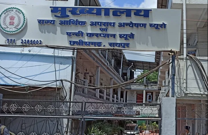 CG ACB Breaking : तहसीलदार का रीडर 10 हजार रुपये रिश्वत लेते रंगे हाथ गिरफ्तार, नामांतरण के लिए मांगे थे 70 हजार