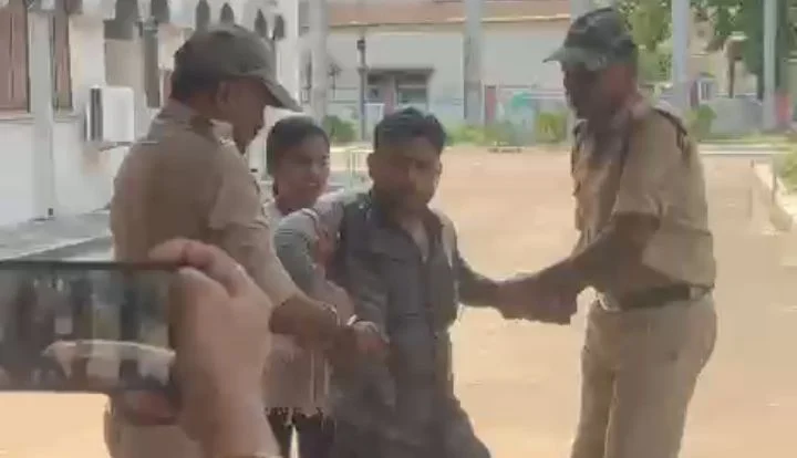 CG News : जनदर्शन में हंगामा युवक ने खुद पर उड़ेला केरोसिन, इच्छामृत्यु की मांग को लेकर कलेक्ट्रेट पहुंचा परिवार, पार्षद के खिलाफ ….