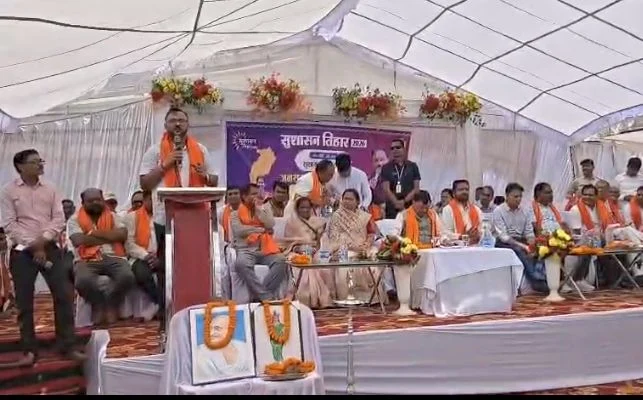 CG : सुशासन तिहार के मंच पर गरमाया मामला, मंत्री लखन लाल देवांगन के सामने ही जिला पंचायत सभापति ने JE पर लगाए वसूली के आरोप, कहा, ऐसे अफसर नहीं चाहिए