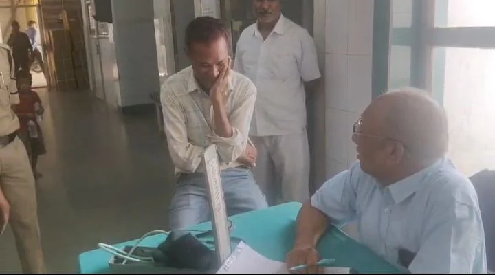 CG News : डॉक्टर साहब नशे में है! बीमार होने वाले रहें सावधान, अस्पताल में डॉक्टर पर शराब के नशे में ड्यूटी करने का आरोप, वायरल वीडियो से मचा बवाल