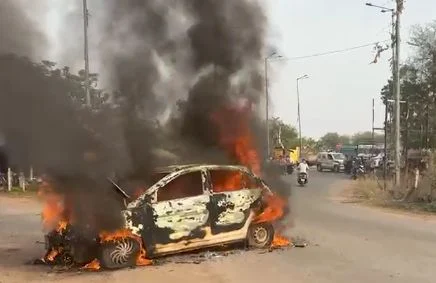 CG News : 2 महीने तक नहीं सुधरी कार, गुस्से में मालिक ने पेट्रोल डालकर खुद ही फूंक दी अपनी गाड़ी, गाड़ी मालिक भी झुलसा