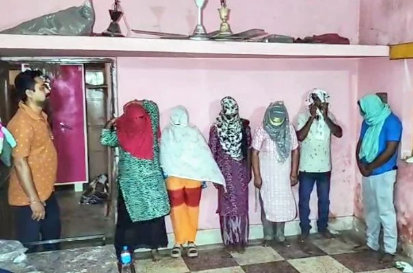 CG Sex Racket Busted : पुलिस के छापे से मचा हड़कंप, चार युवतियों सहित 6 गिरफ्तार, पुलिस जांच में जुटी
