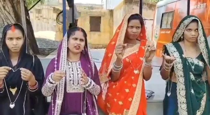 CG News : मुख्यमंत्री कन्या विवाह योजना में चांदी की जगह थमा दिया गिलट का पायल, वीडियो वायरल होने से मचा हड़कंप