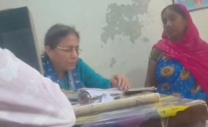 CG News : बैंक प्रबंधक पर रिश्वत मांगने का आरोप, दिवंगत पति की जमा राशि निकलने के लिए मांगा घूस, वीडियो वायरल होने के बाद मचा हड़कंप