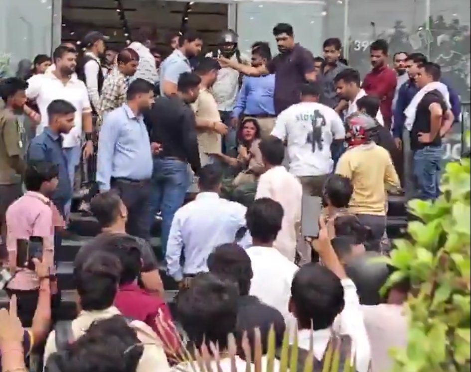 Viral Video : पति के बाहर जाते ही बॉयफ्रेंड के साथ शॉपिग पर निकली पत्नी, शोरूम में पकड़ाई रंगे हाथों, फिर जो हुआ वो जमाने ने देखा लाइव, देखिए वायरल वीडियो