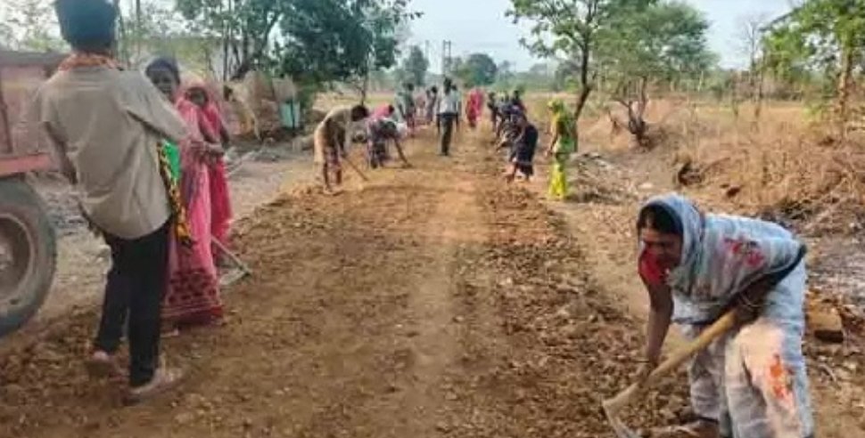 CG News : चंदा जुटाकर ग्रामीणों ने बनाई सड़क, 25 साल से प्रशासन के पास लगा रहे थे गुहार