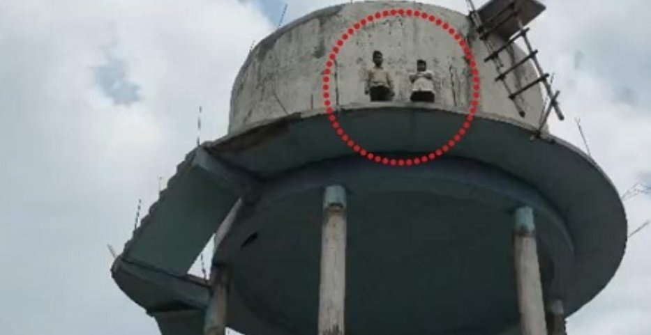 Korba : नाराज युवक पानी टंकी पर चढ़ा आत्महत्या की दी धमकी, मारपीट और जबरन पैसे लेने के लगाए आरोप ….