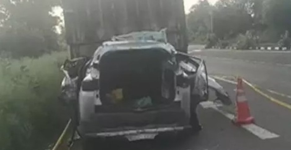 CG Road Accident : ट्रक से टकराई कार तीन थाना प्रभारी समेत चार लोगों की मौत ….