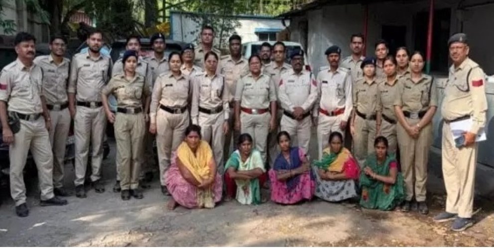 CG News : महिलाएं दारू बेच रही सुशासन तिहार में शिकायत के बाद हुई गिरफ्तारी …
