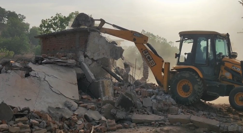 CG Breaking : छत्तीसगढ़ में बुलडोजर एक्शन, यहां के 23 मकान ध्वस्त, 7.75 एकड़ सरकारी जमीन अतिक्रमण मुक्त