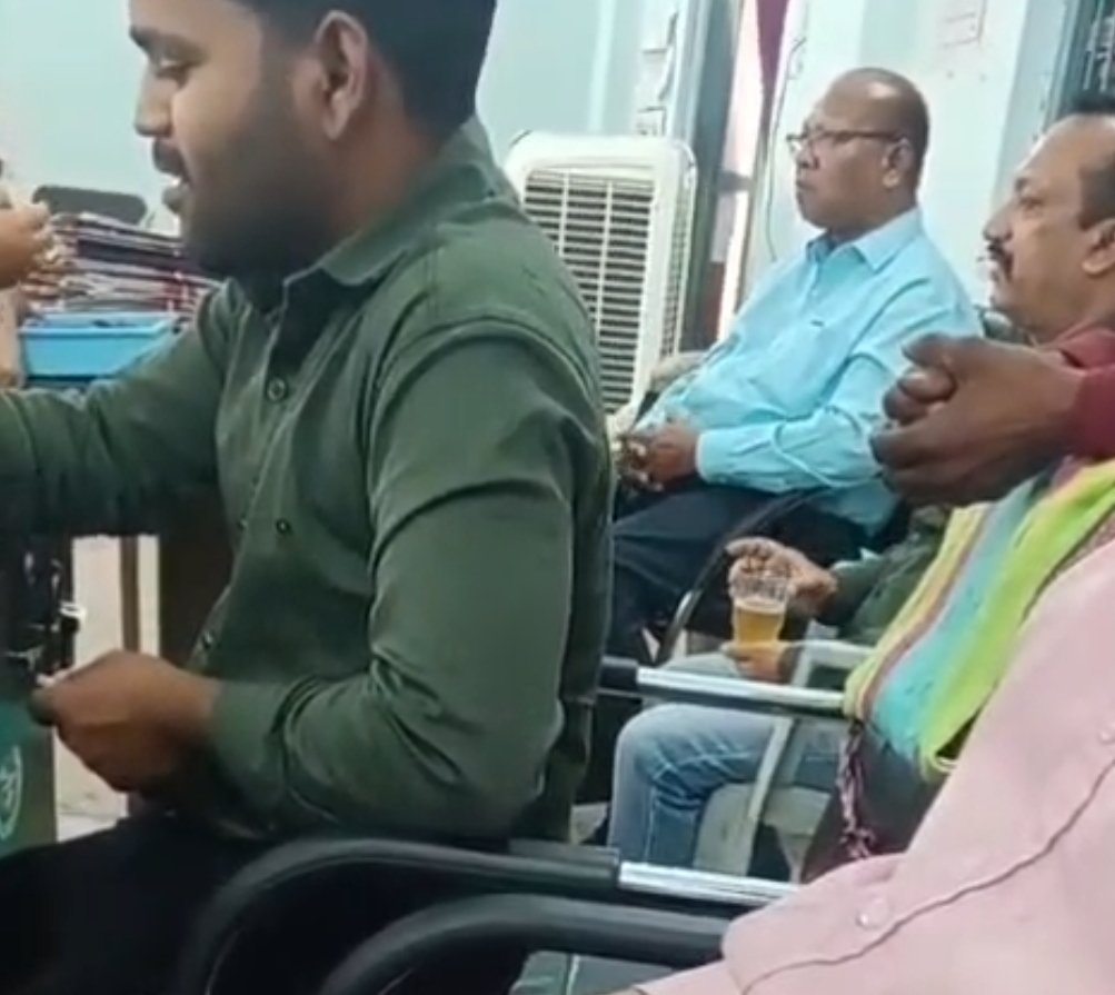 CG News : आबकारी विभाग के दफ्तर में ही जाम छलका रहे थे कर्मचारी! वीडियो के वायरल होते ही मचा हड़कंप, देखे पूरा वीडियो