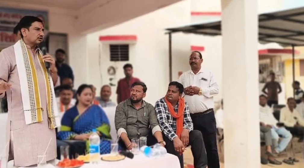 CG Viral Video : ‘काम करना पड़ेगा नहीं तो होगी कार्रवाई’, यहां के CMO पर भड़के केंद्रीय राज्य मंत्री तोखन साहू, देखें वायरल वीडियो