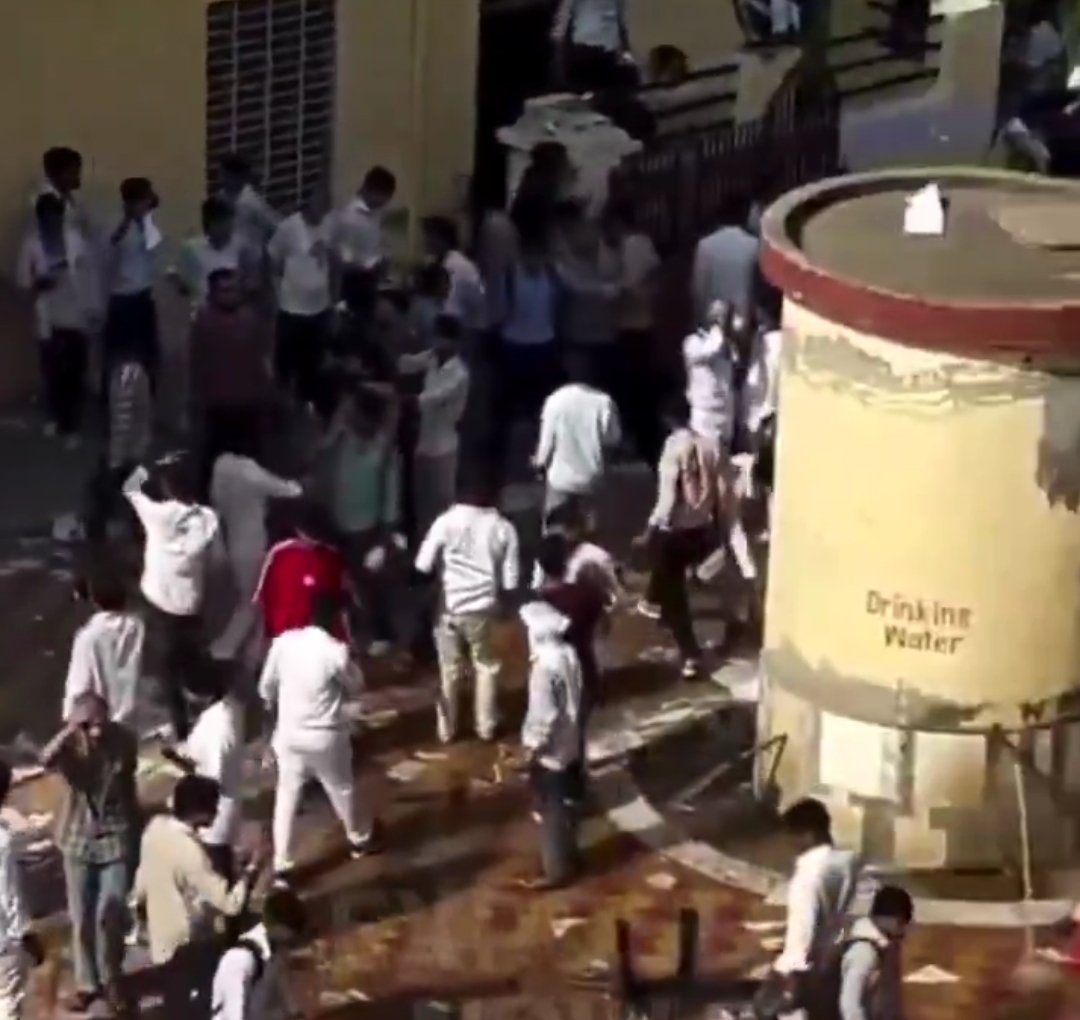 परीक्षा शुरू होने से पहले ही खुल गया लाखों का खेल! पुलिस की एंट्री से मच गया हड़कंप, छापेमारी में सामने आए चौंकाने वाले सबूत देखे पूरा वीडियो