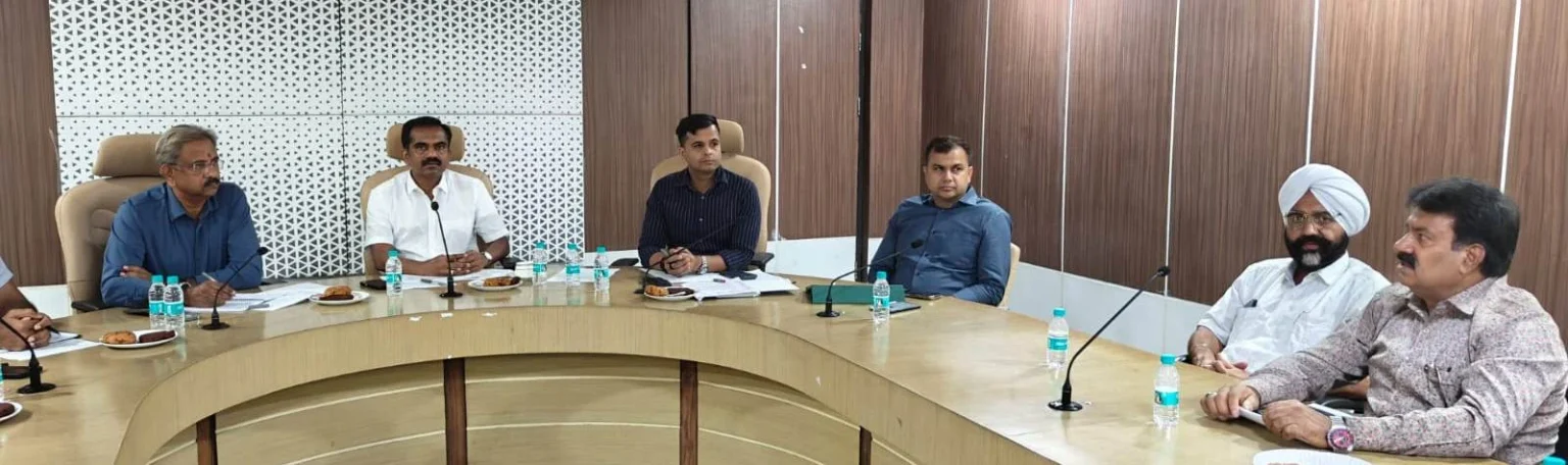 CG : छत्तीसगढ़ में अब बिना लोकेशन ट्रैकिंग सिस्टम वाली यात्री बसों पर होगी कार्रवाई, परिवहन सचिव ने ली बस संचालको एवं अधिकृत वेंडरों की बैठक