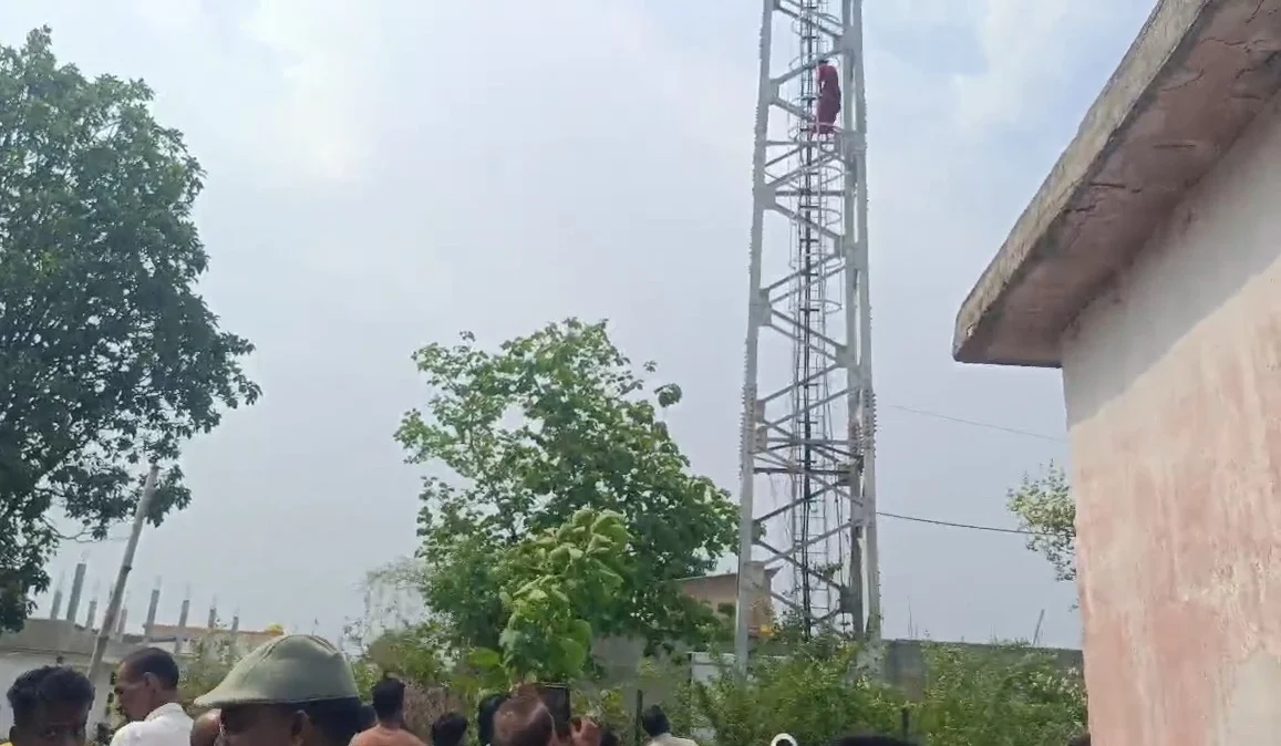 CG News : ब्वायफ्रेंड की शादी हुई तय, तो गुस्साई गर्लफ्रेंड चढ़ गयी मोबाइल टावर, घंटों चली नौटंकी