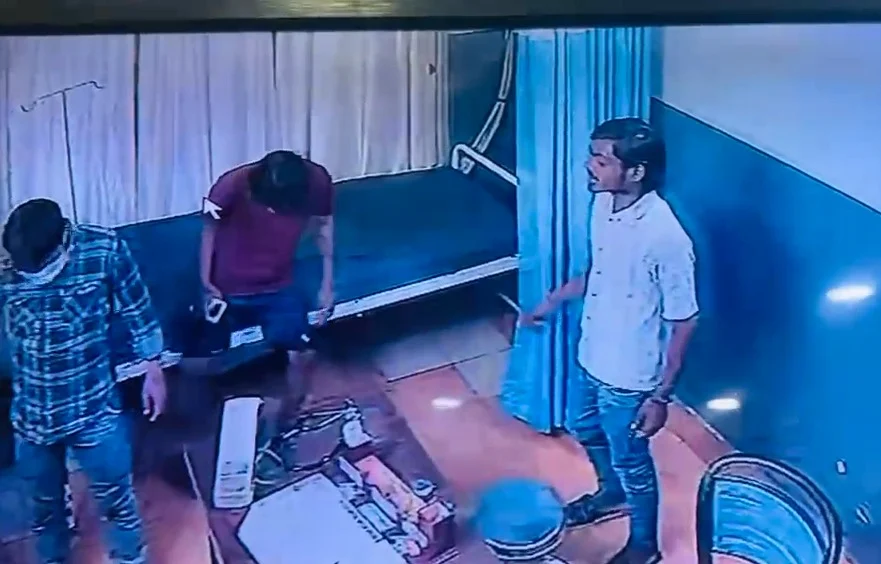 CG Crime : 200 रुपये के बिल पर अस्पताल में बवाल, चाकू लेकर पहुंचे युवकों ने की तोड़फोड़ जांच मे जुटी पुलिस