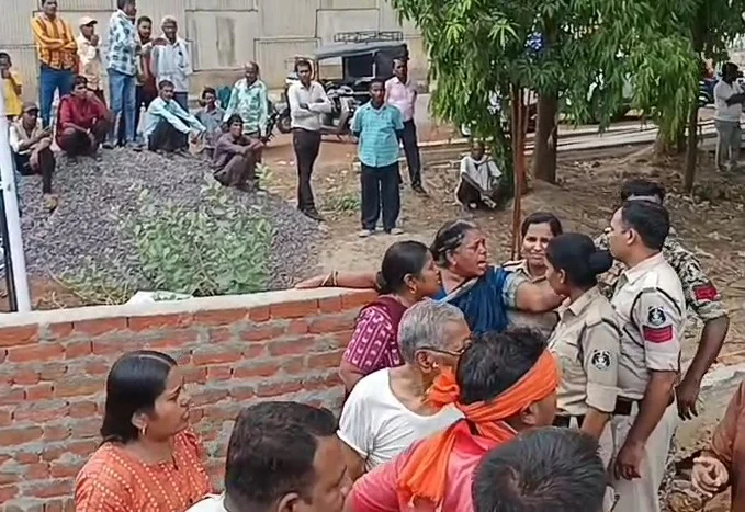 CG News : बुलडोजर एक्शन अवैध निर्माण पर चला बुलडोजर, राजस्व विभाग की बड़ी कार्रवाई से मचा हड़कंप