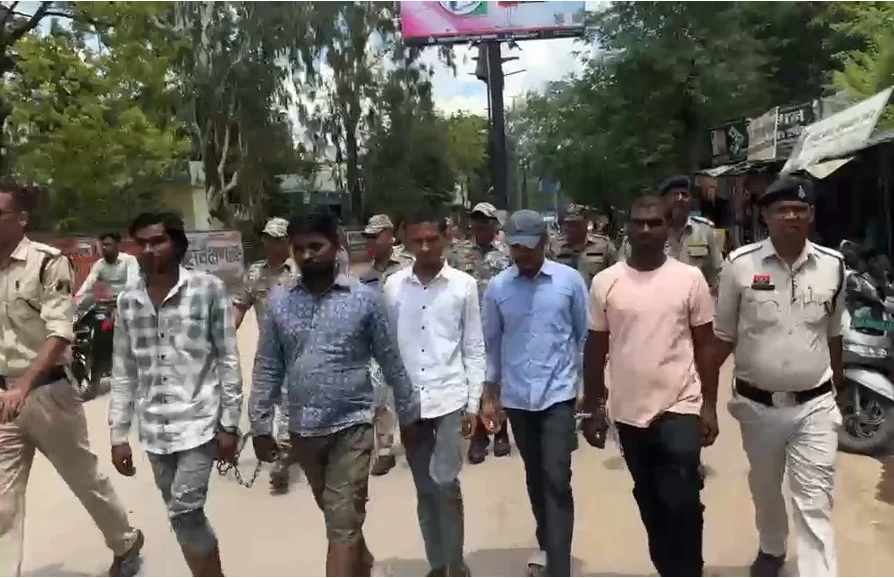 CG Crime : जिला पंचायत सदस्य से मारपीट, पांच गिरफ्तार, पुलिस ने आरोपियों का निकाला जुलूस