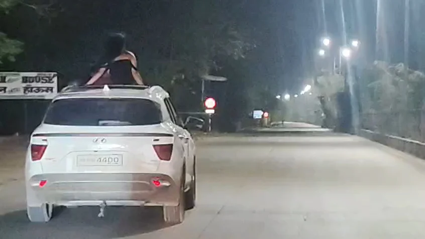 CG Viral Video : रोड पर चलती कार में युवतियों का खतरनाक स्टंट, वीडियो वायरल होने के बाद जांच शुरू