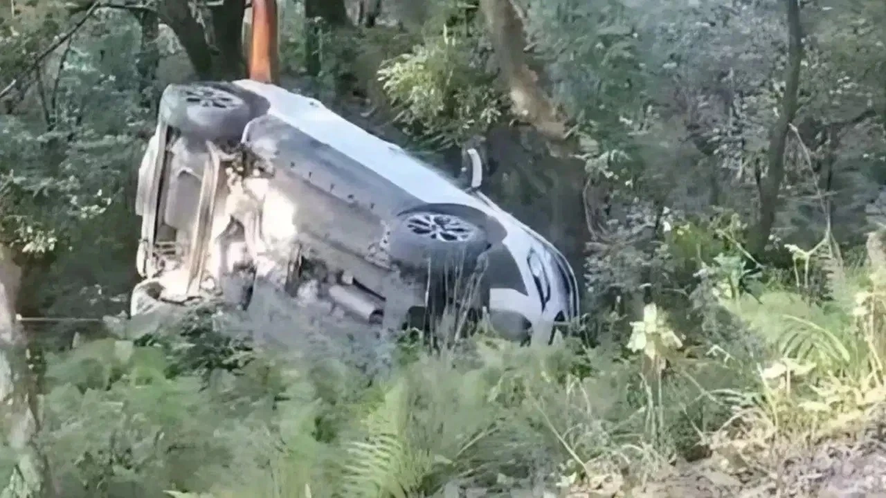 Road Accident : दर्दनाक हादसा 500 मीटर गहरी खाई में गिरी कार, चार लोगों की मौत