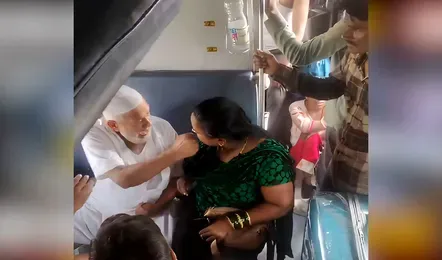 Train Viral Video : सोशल मीडिया पर तहलका मचा रहा बोगी के अंदर का यह क्लिप, महिला बोली – ‘मारेंगे तमाचा’, फिर बुजुर्ग ने कर दिया …. देखे वायरल वीडियो