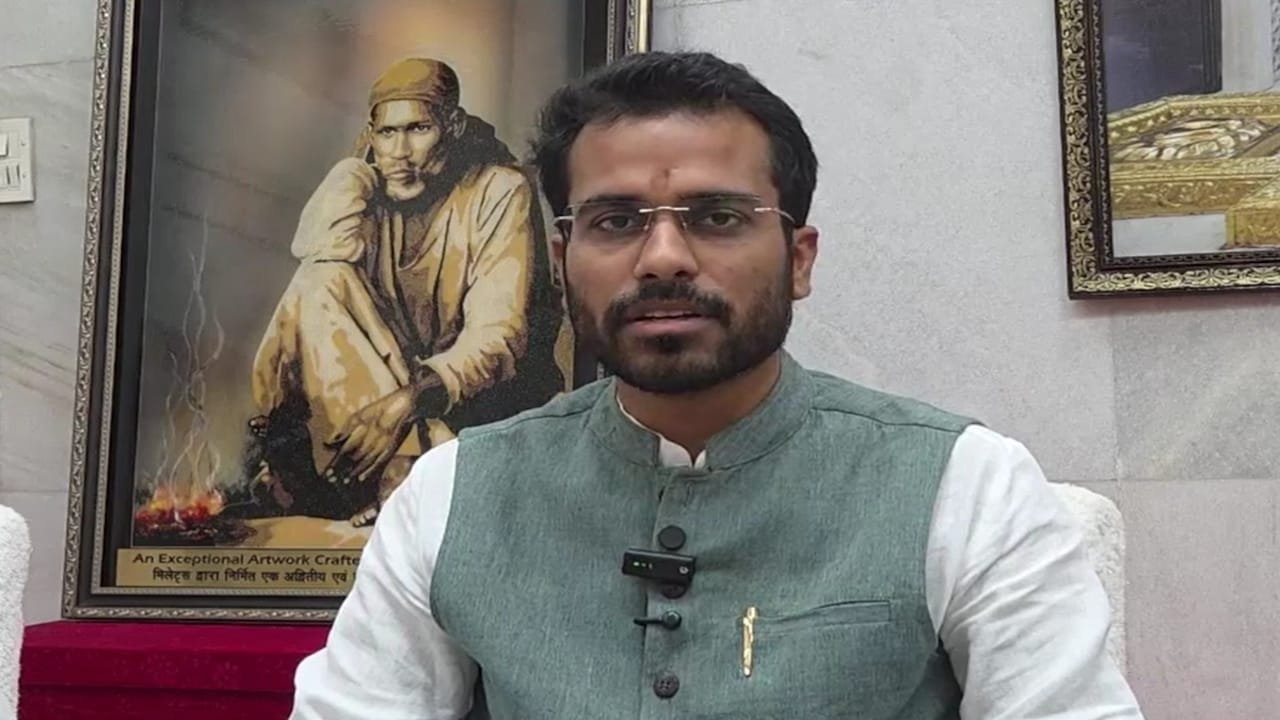 साईं बाबा को ‘चांद ​मियां’ कहने वाले गौतम खट्टर ने शिर्डी में सिर झूकाकर मांगी माफी, कोर्ट में कहा- नहीं करेंगे बाबा के खिलाफ टिप्पणी