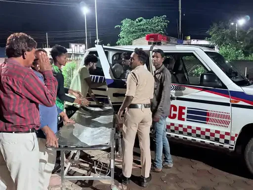 CG : वन विभाग की बोलेरो और ट्रक में भीषण टक्कर, देवभोग रेंजर अश्विनी दास मिर्चुलिया की मौत; 8 कर्मचारी घायल