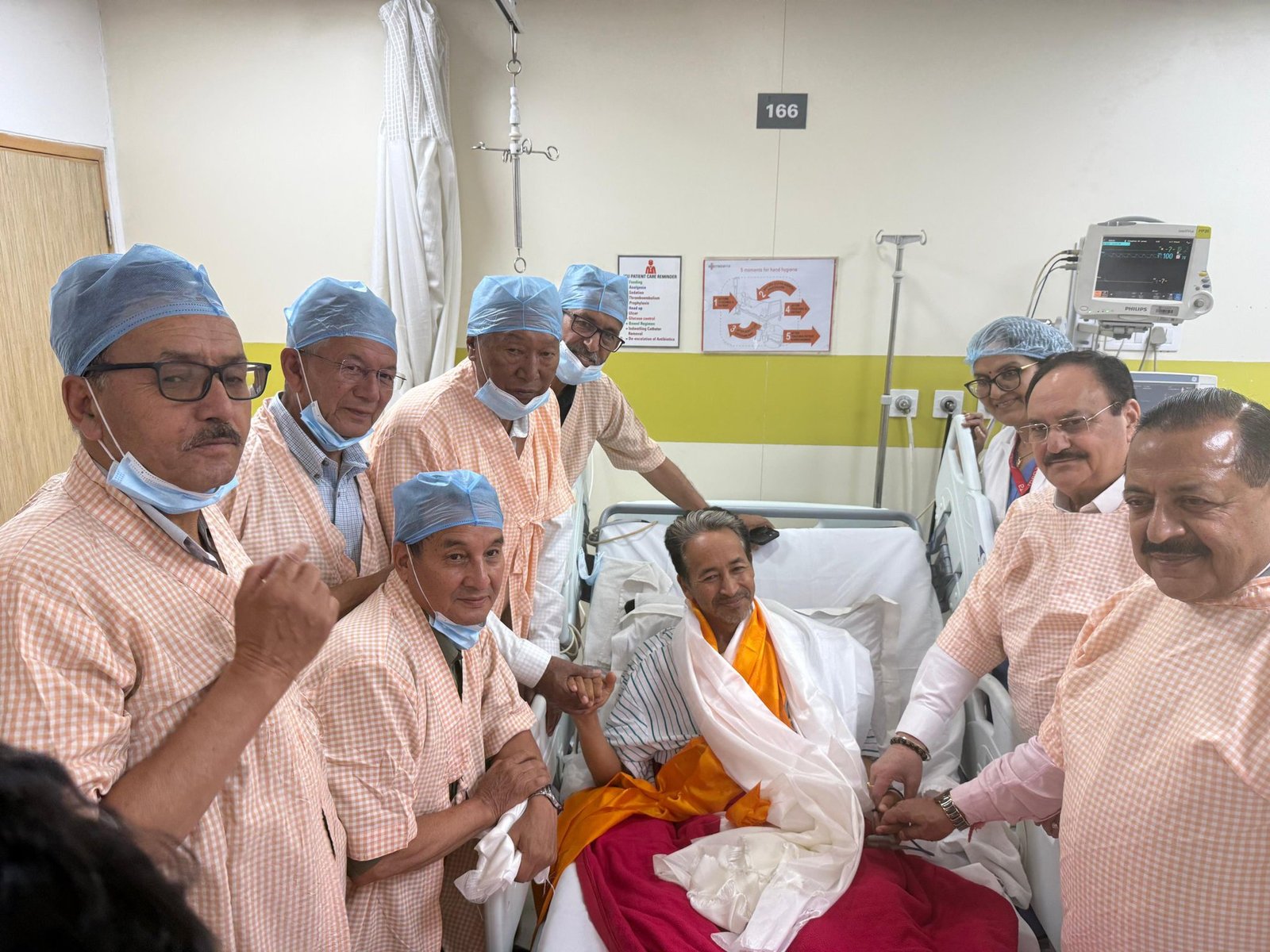 26 दिन बाद टूटा सोनम वांगचुक का अनशन, आखिर किन शर्तों पर बनी बात? स्वास्थ्य मंत्री ने जूस पिलाकर खत्म कराया भूख हड़ताल