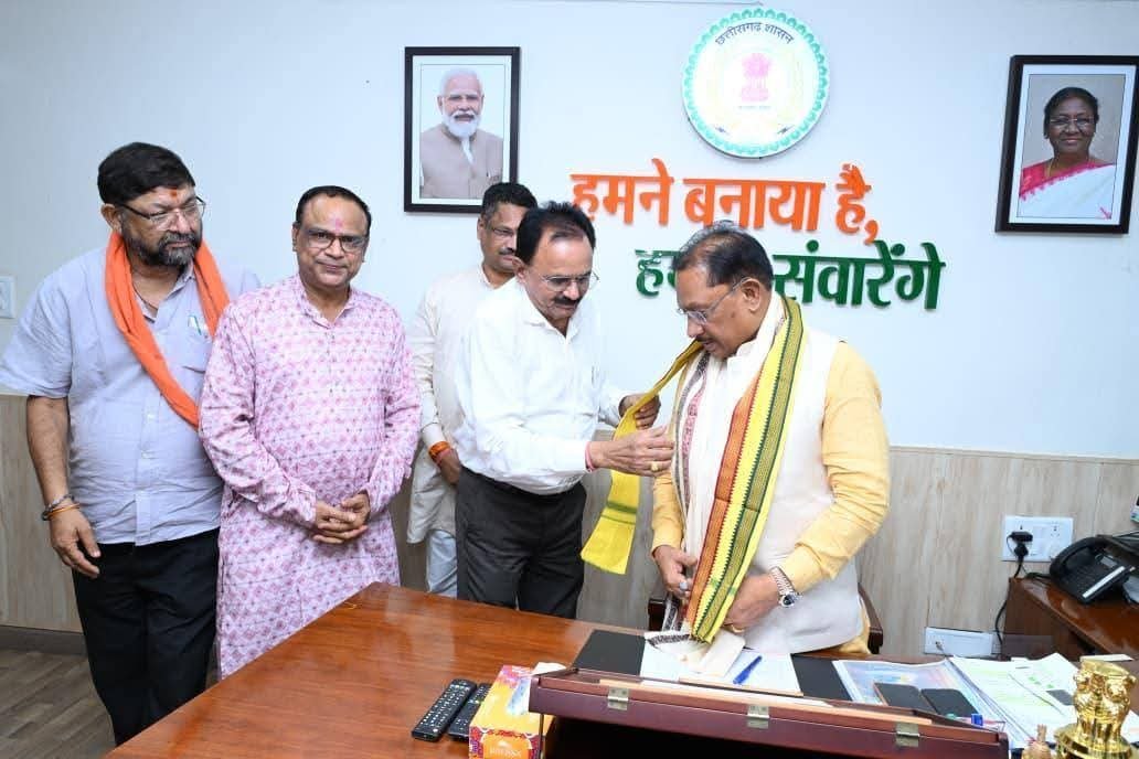 CG : नियमितीकरण की राह देख रहे छत्तीसगढ़ के संविदा कर्मचारियों के लिए आई बड़ी खुशखबरी, सीएम साय से मुलाकात के बाद भारतीय मजदूर संघ ने दी अहम जानकारी