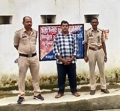 CG : पुलिस ने अवैध शराब के विरुद्ध छापामार कार्रवाई आरोपी के कब्जे से 06 लीटर हाथ भट्ठी निर्मित महुआ शराब बरामद
