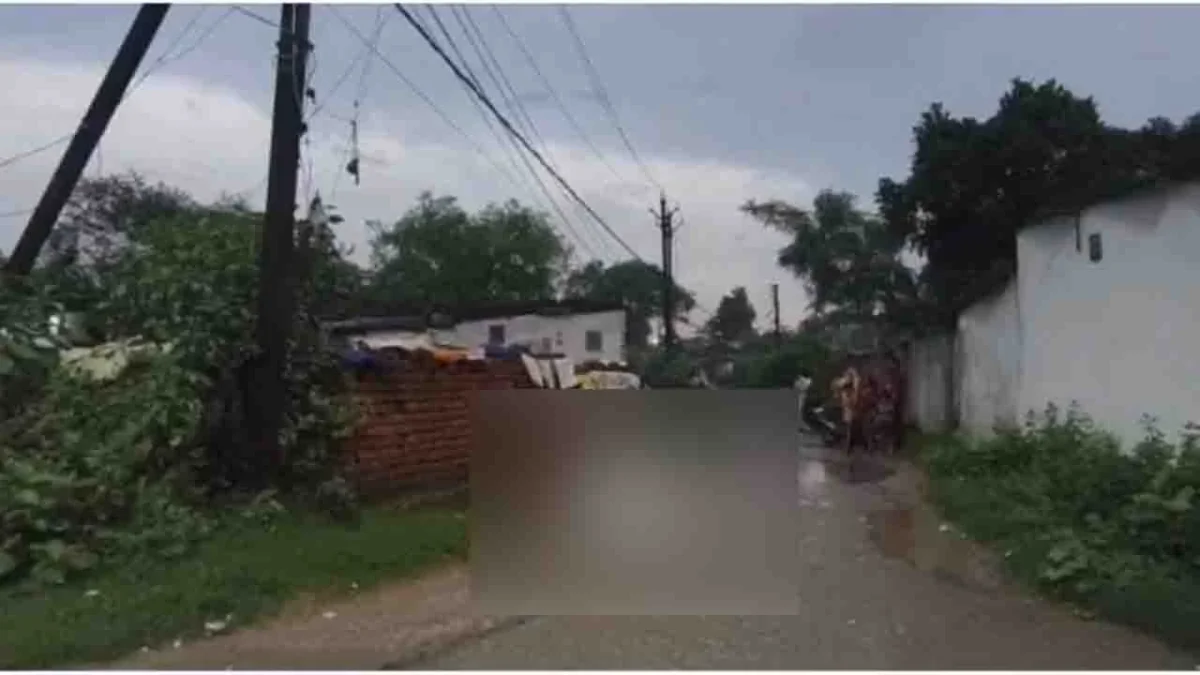 Korba : 11 केवी लाइन के खंभे पर क्यों चढ़ा मजदूर? घर के सामने झुलसा मिला शव, मौत की गुत्थी सुलझाने में जुटी पुलिस