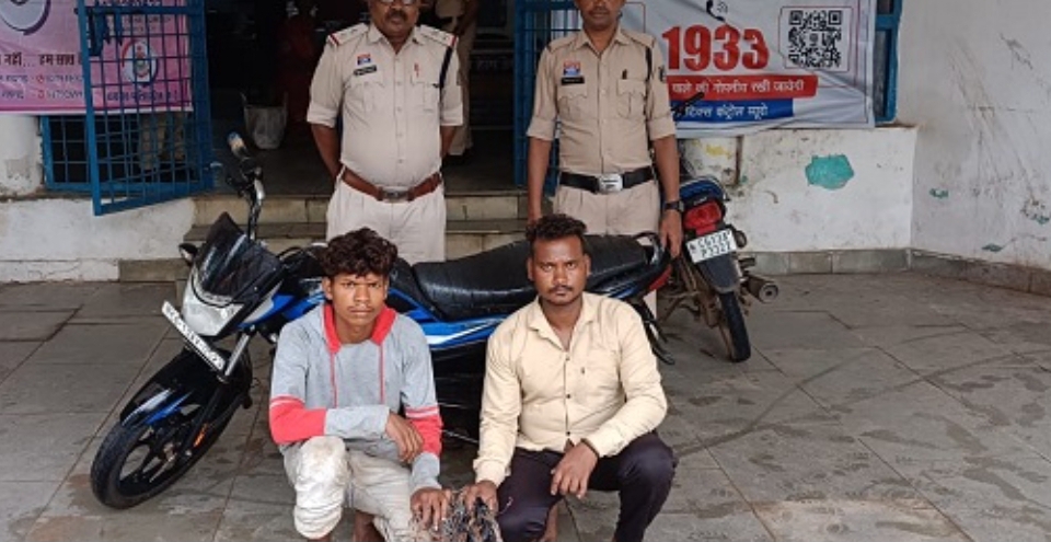CG Crime : खेतों से बोरवेल के केबल वायर चोरी करने वाले दो शातिर चोर गिरफ्तार, 2 किलो तांबा तार और बाइक जब्त …