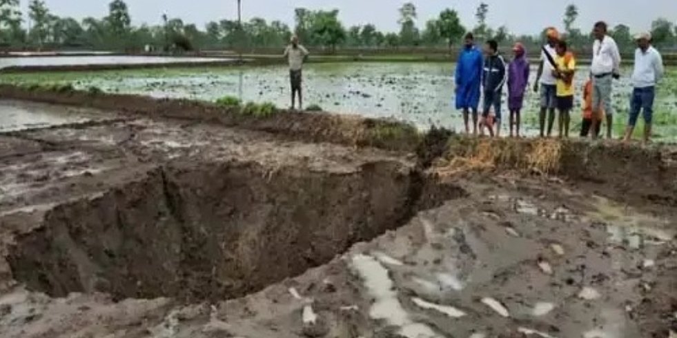 CG News : बारिश के बाद खेत धंसा, 20 फीट चौड़ा और 30 फीट गहरा गड्ढा बना गांव में दहशत