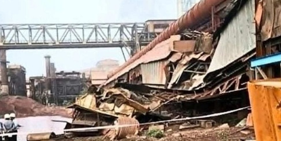 CG News : क्रेन की केबिन से 50 फीट नीचे गिरा ऑपरेटर गंभीर रूप से घायल, कारणों की जांच शुरू