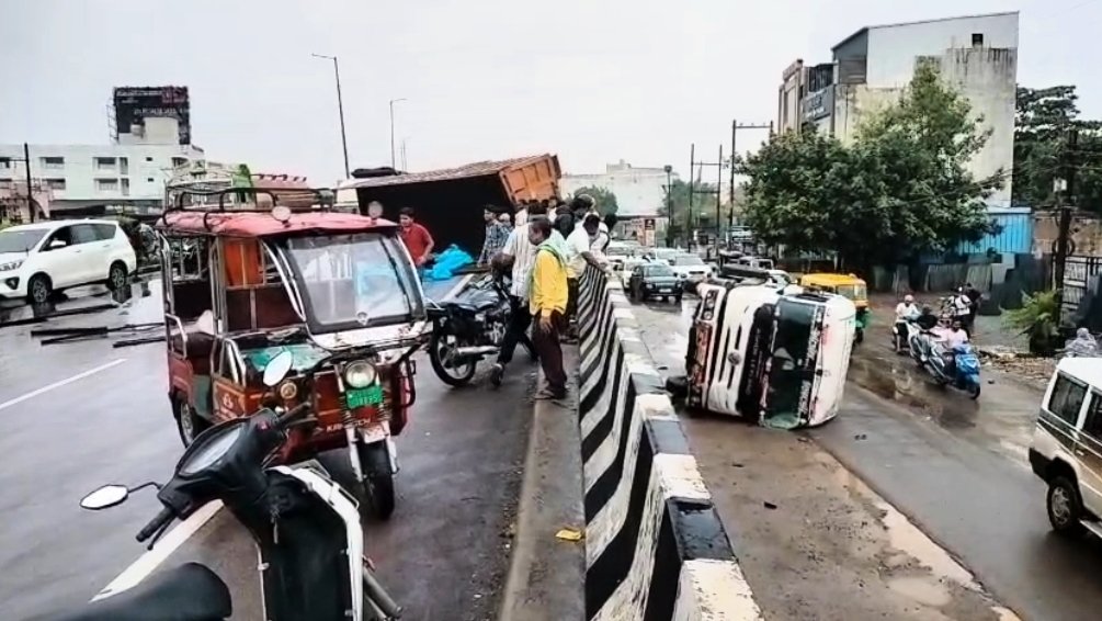 CG Road Accident : भयानक हादसा कार से टक्कर के बाद दो हिस्सों में बटा ट्रक, घटना का लाइव वीडियो हुआ वायरल