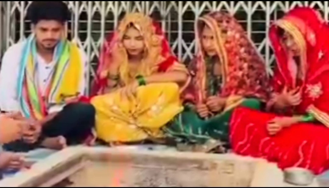 Viral Video : तीन सगी बहनों ने एक ही युवक से रचाई शादी, एक दुल्हन तो 12 कक्षा की छात्रा, देखे वायरल वीडियो