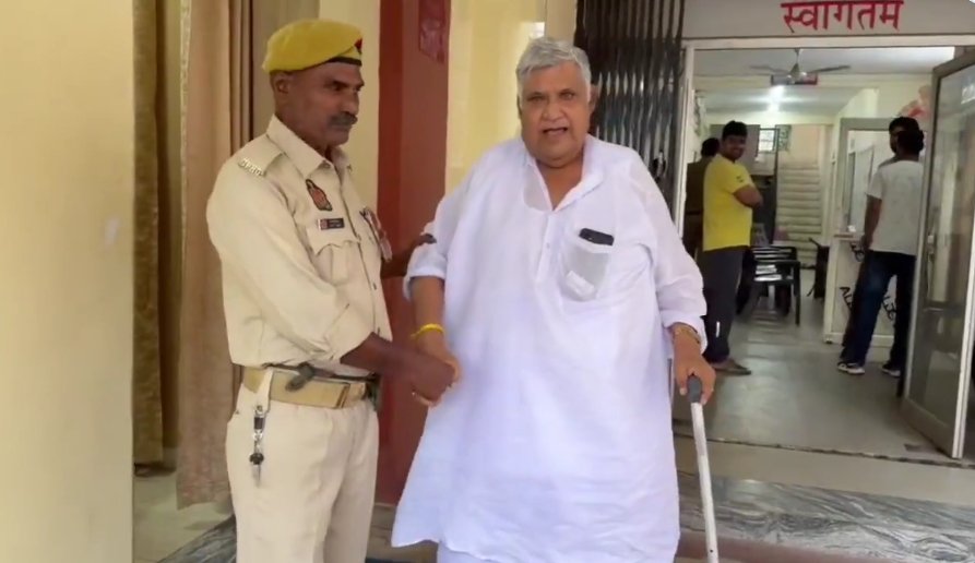 ‘पूरा नहीं चाहिए, ऊपर से ही काम हो जाएगा’ कॉलेज के 70 वर्षीय मैनेजर की ‘डर्टी डिमांड’ सुनकर रह जाएंगे दंग, जॉइनिंग के बदले मांग ली …