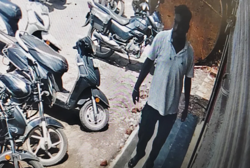 CG Crime : बैंक से पैसे निकालकर दुकान पहुंचा, बाइक की डिक्की से नकदी लेकर फरार हुआ आरोपी