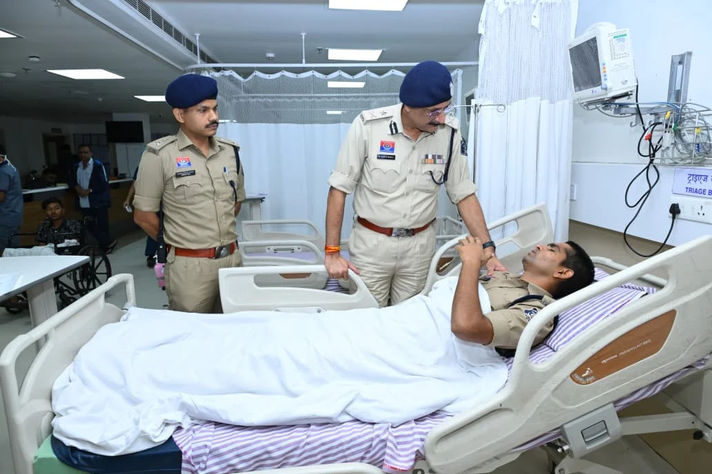 CG : कांग्रेस कार्यालय घेराव के दौरान 16 पुलिसकर्मी हुए घायल, पुलिस कमिश्नर संजीव शुक्ला पहुंचे अस्पताल, महिला कांस्टेबल सहित दो पुलिसकर्मी गंभीर