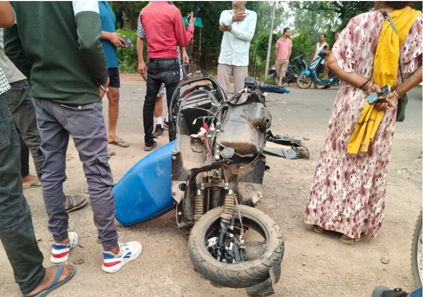CG Road Accident : ट्रेलर ने मारी टक्कर स्कूटी सवार पिता-पुत्र की मौत, मां की हालत गंभीर