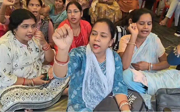 CG : बारिश में एक पैर पर खड़े होकर अतिथि शिक्षकों का अनोखा प्रदर्शन, 22 जिलों में पढ़ाई ठप होने का प्रदर्शनकारी कर रहे दावा
