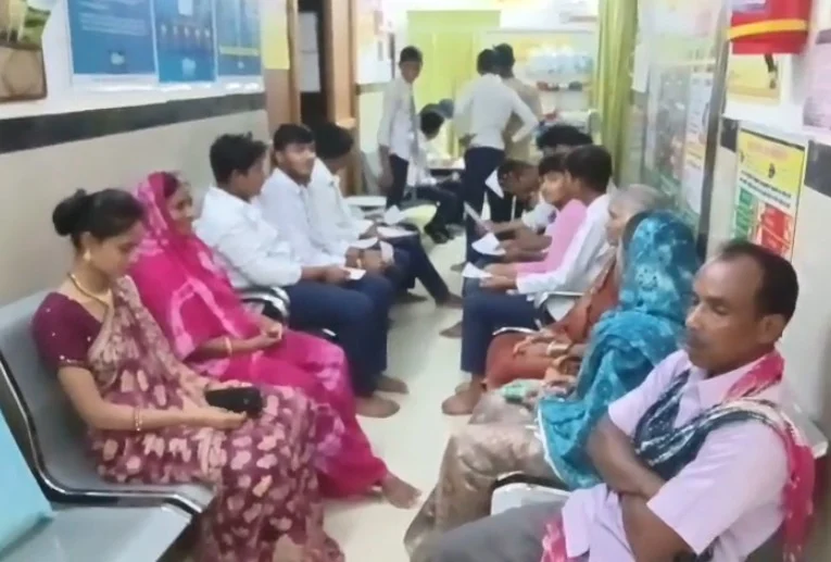 CG News : क्लास में छात्र ने किया दर्जनों छात्रों पर हमला, दांत से काटकर कर दिया घायल, तीन साल पहले आरोपी बच्चे को काटा था कुत्ता
