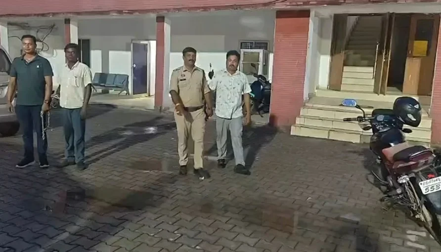 CG Crime : सरकारी नौकरी दिलाने के नाम पर 10.55 लाख की ठगी, स्वास्थ्य विभाग में रसूख बताकर करता था ठगी, आरोपी गिरफ्तार