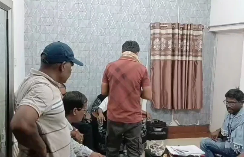 CG ACB Raid : कलेक्ट्रेट का बाबू 50 हजार की रिश्वत लेते गिरफ्तार, सर्पदंश मुआवजा दिलाने के नाम पर मांगी थी रकम